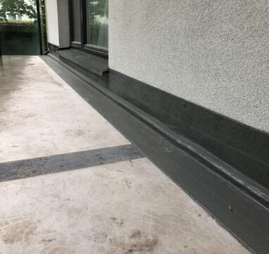 Rõdude remont ja renoveerimine Rõdu seina liite tihendamine vedelplast hüdroisolatsiooniga.