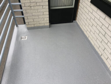 Rõdu põrand veekindlaks vedelplastiga. Rõdu tehtud tööna Käo tänaval.