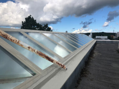 Katuseaknate tihendamine vedelplastiga