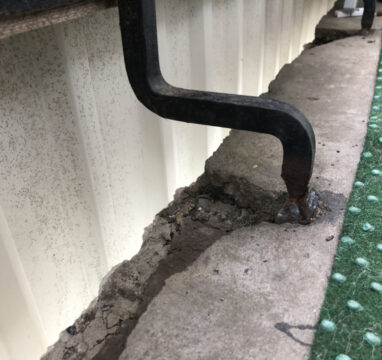 Rõdude remont ja renoveerimine Rõdude remont. Rõdu roostetanud piirdejalg.