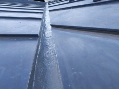 Vihmaveerennide tihendamine vedelplastiga.