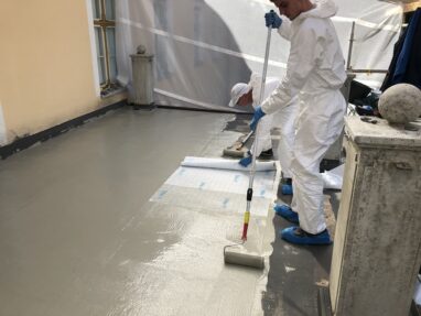 Vedelplastist hüdroisolatsiooni paigaldus katuseterrassile.