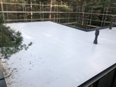 Lamekatuse ehitamine ja katmine vedelplastiga.