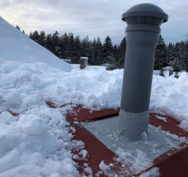 Kanalisatsiooni tuulutustoru tihendatud läbiviik. Veekindlaks materjalina kasutasime Triflex ProDetail vedelplasti