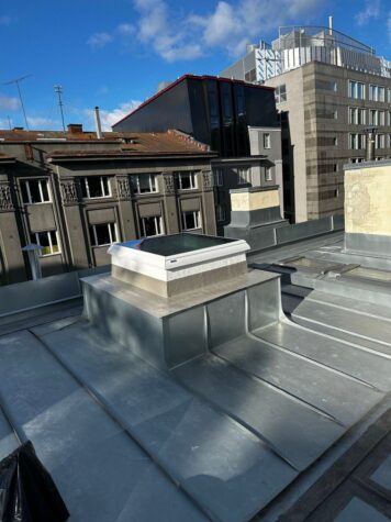 Valtsplekk-katusel oleva katuseakna tihendamine vedelplastiga