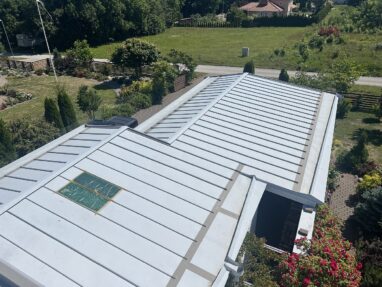 Katuse remonttööd ja pleki liidete tihendamine vedelplastiga.